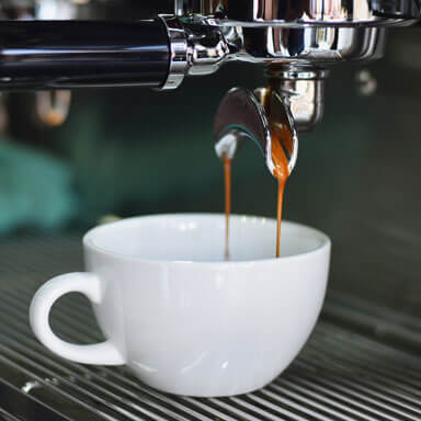 café fluindo em uma xícara