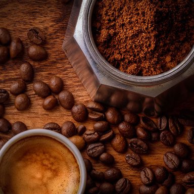 Grãos de café sobre uma mesa