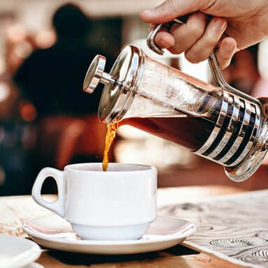Alguém que serve café